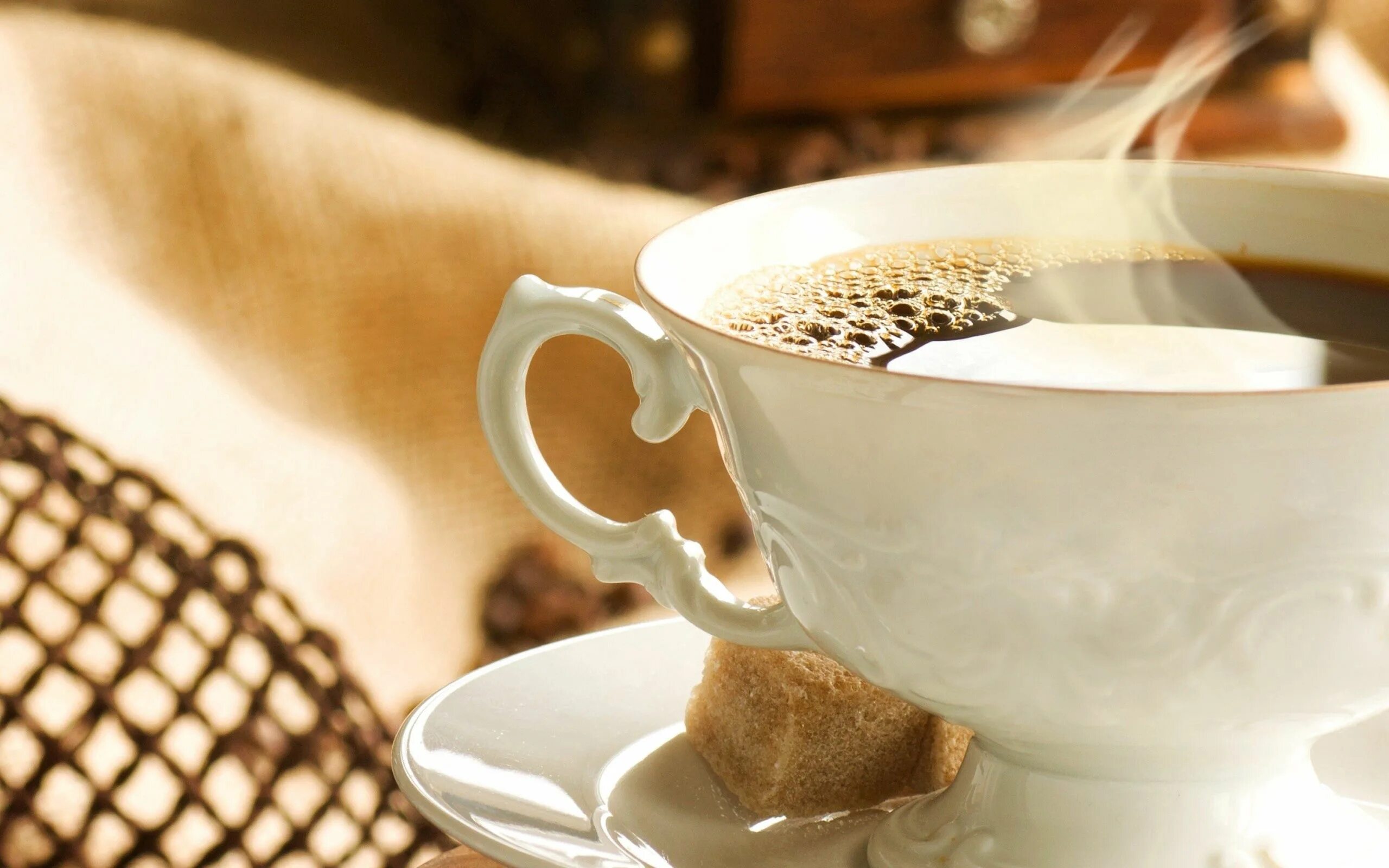 "на чашечку кофе…?!". Чашка горячего кофе на кухне. Чашка кофе. Кружка чая с паром. Кофе.