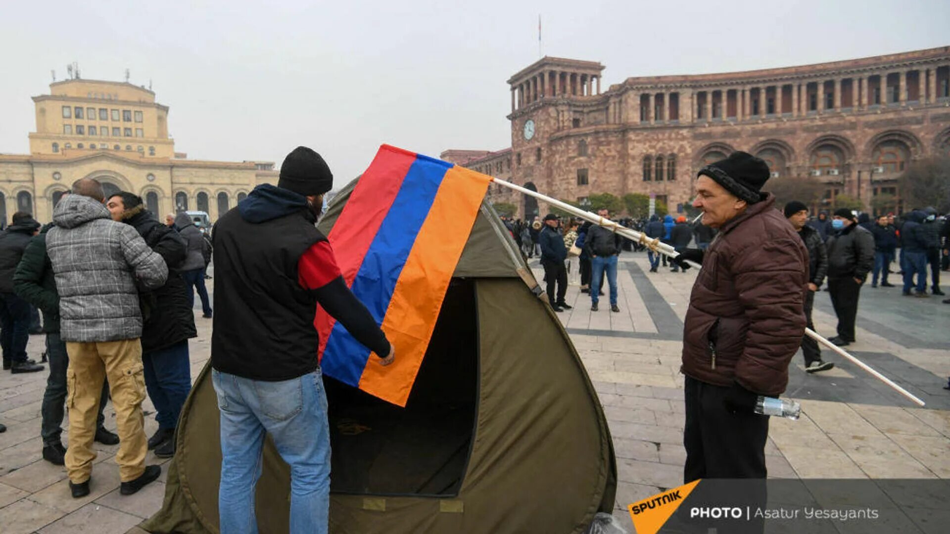 Армяне в Ереване. Беспорядки в Армении. Площадь Республики Ереван протест. Пашинян в Ереване площадь Республики. Очередь в ереване