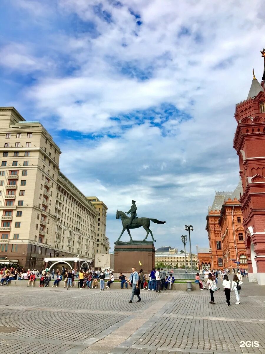 Памятник маршалу жукову в москве. Охотный ряд памятник жукову. памятник маршалу жукову. памятник маршалу жукову в москве на красной площади. памятник маршалу советского союза г.к. жукову.