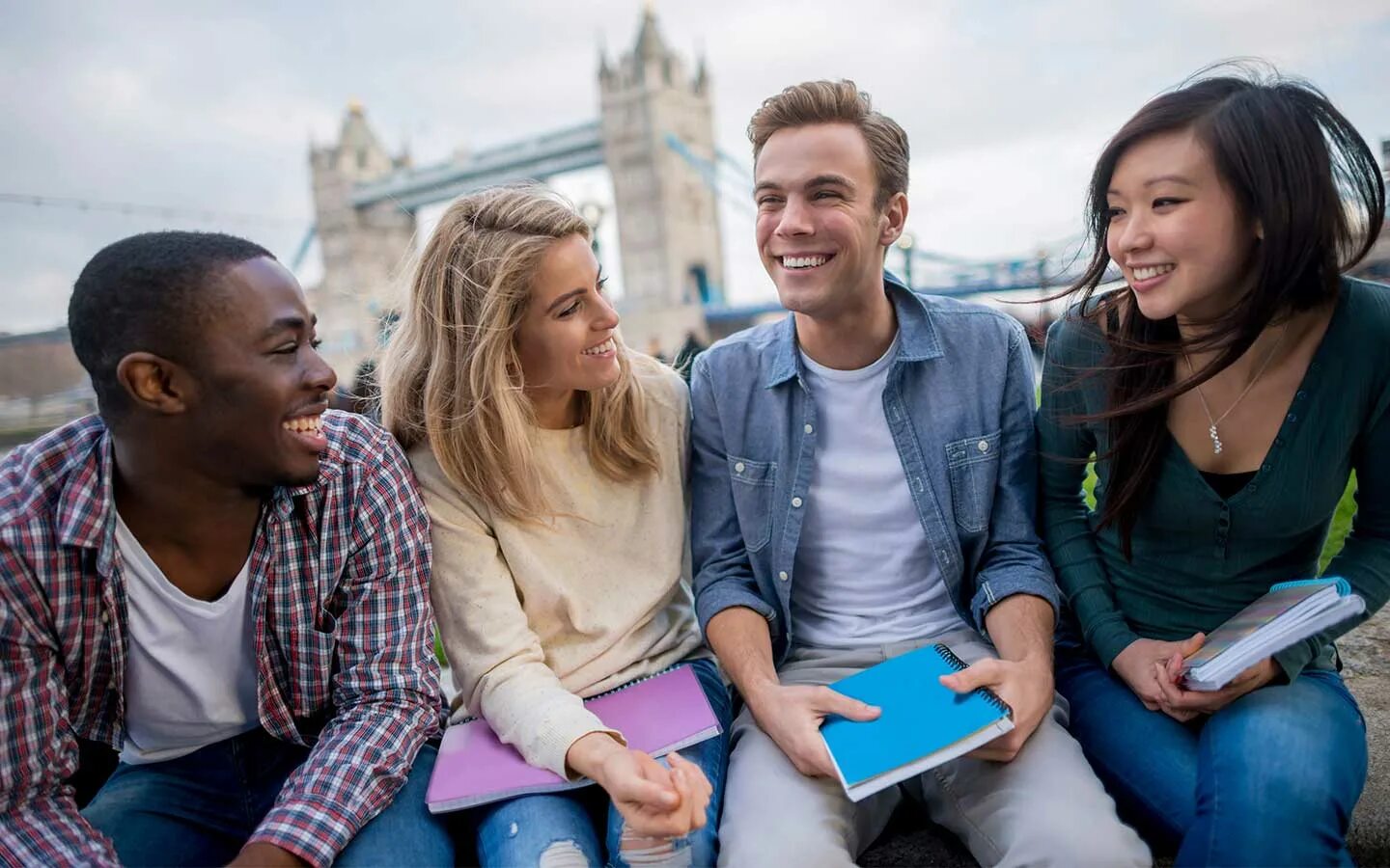 You are student now. Разговор с иностранцем. Коммуникация с иностранцами. Иностранные студенты. Иностранцы общаются.