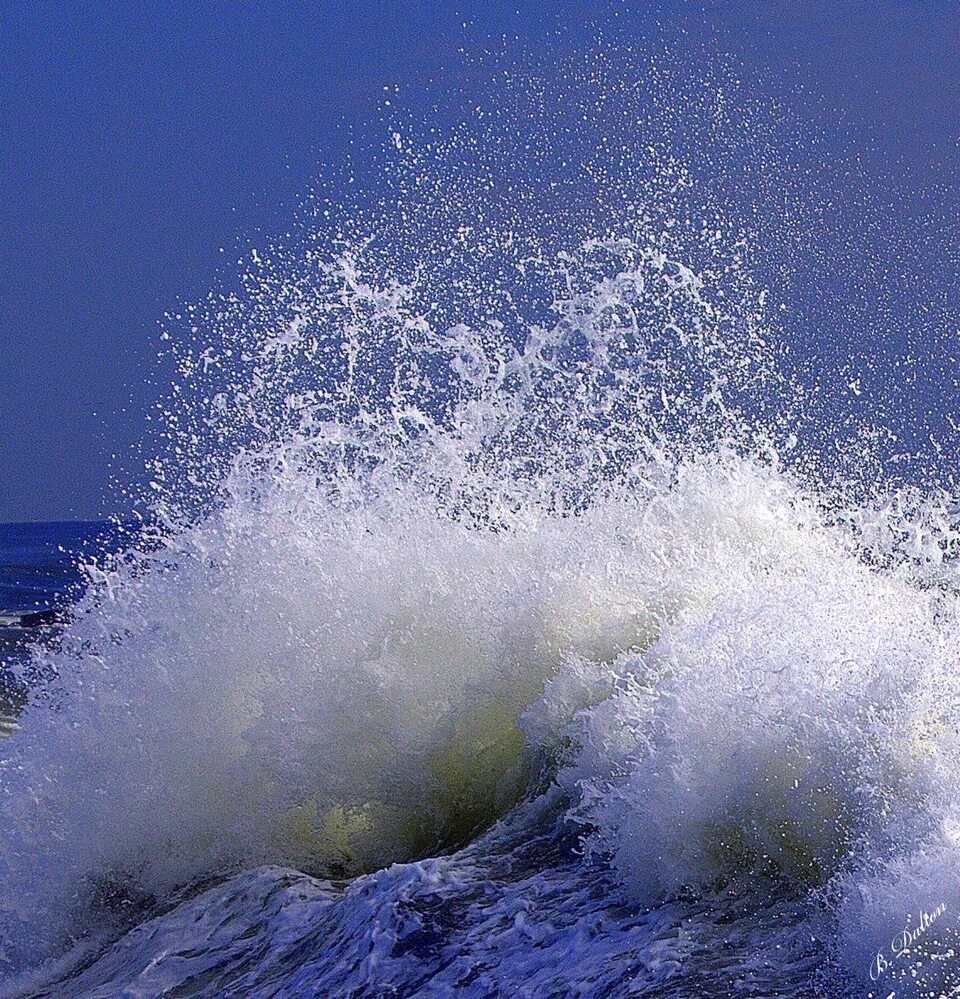 Кипит волна. Волны плещутся. Море бездонное с волнами. Бездонный океан. Живая зыбь.