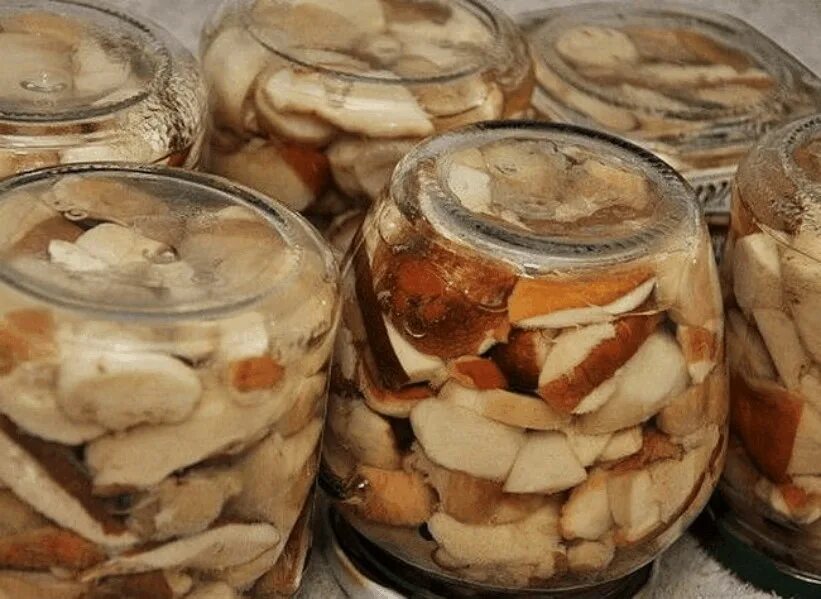 Снег над водой фото. Маринов бел груздей. Грибочки в банке. Маринованные белые грибы на зиму. Маринованные грибы.