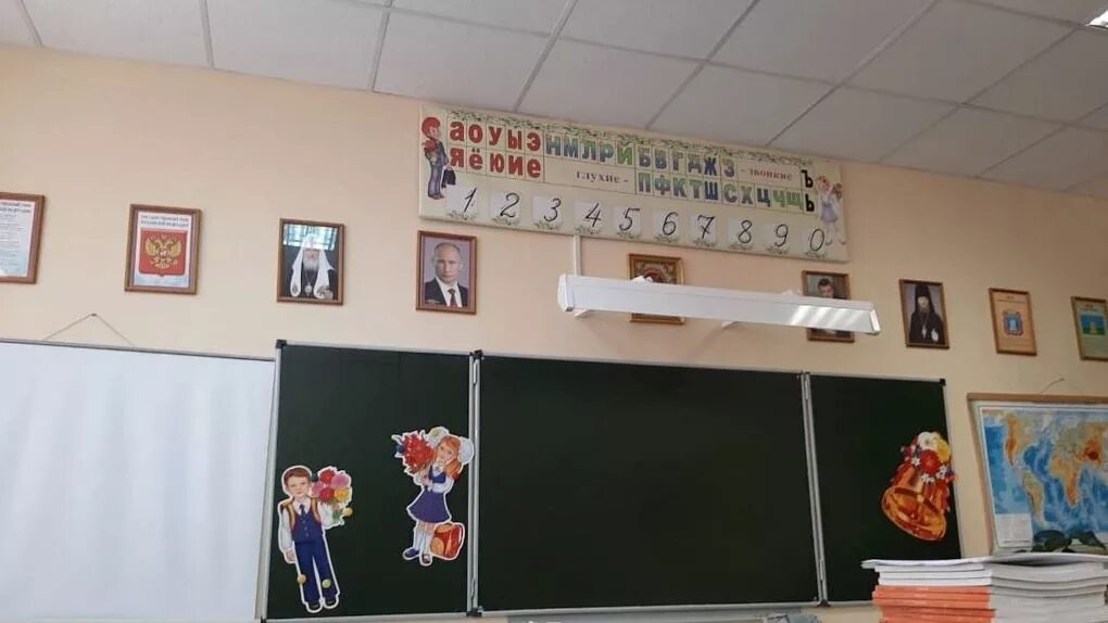 Портрет Путина в школе в классе. Лампа над доской в школе. Лампа Школьная в кабинетах над доской. Портреты в школе в кабинетах. В классе над доской висит плакат
