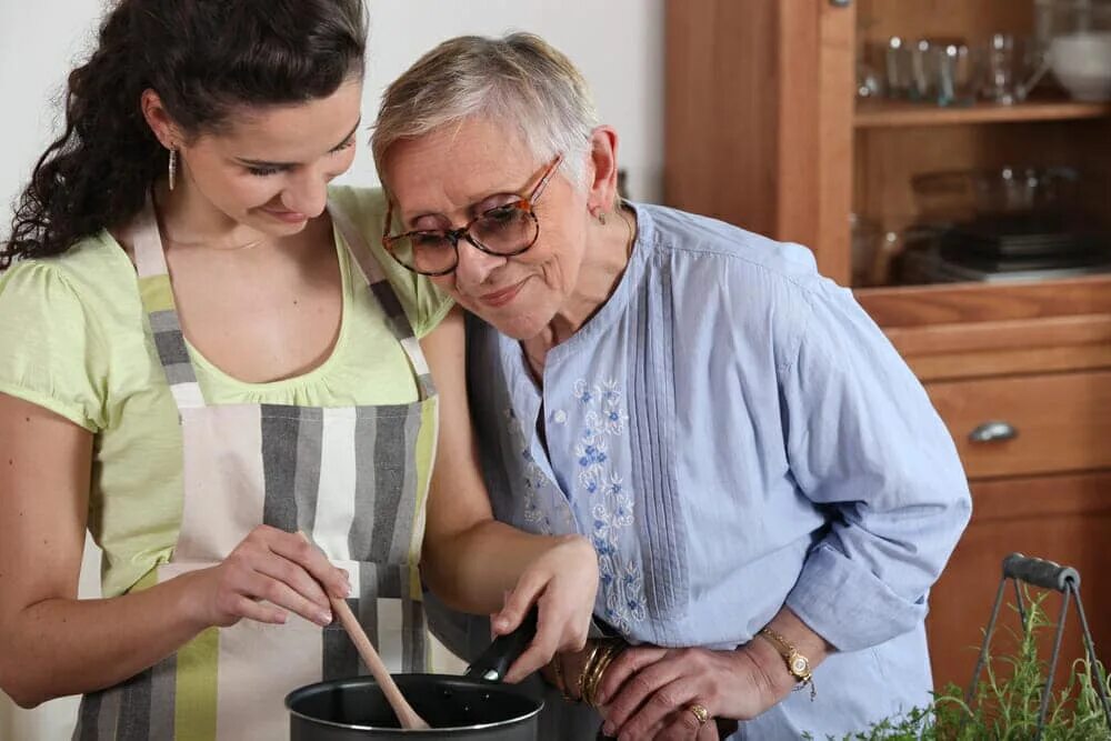 Помощника бабушка. Общение с пожилыми людьми. Помощника бабушка. Он и она спор на кухне. Женщина в доме престарелых.