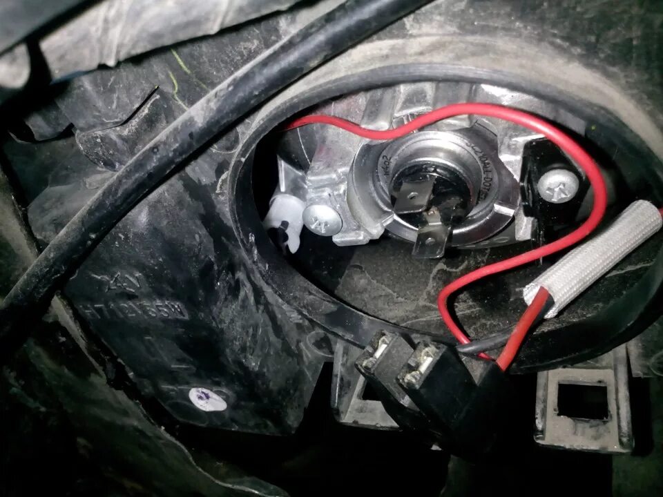 Как поменять лампочки ксенона Замена ксеноновых ламп на Toyota bB Toyota bB (QNC20), 1,5 л, 2008 года электр