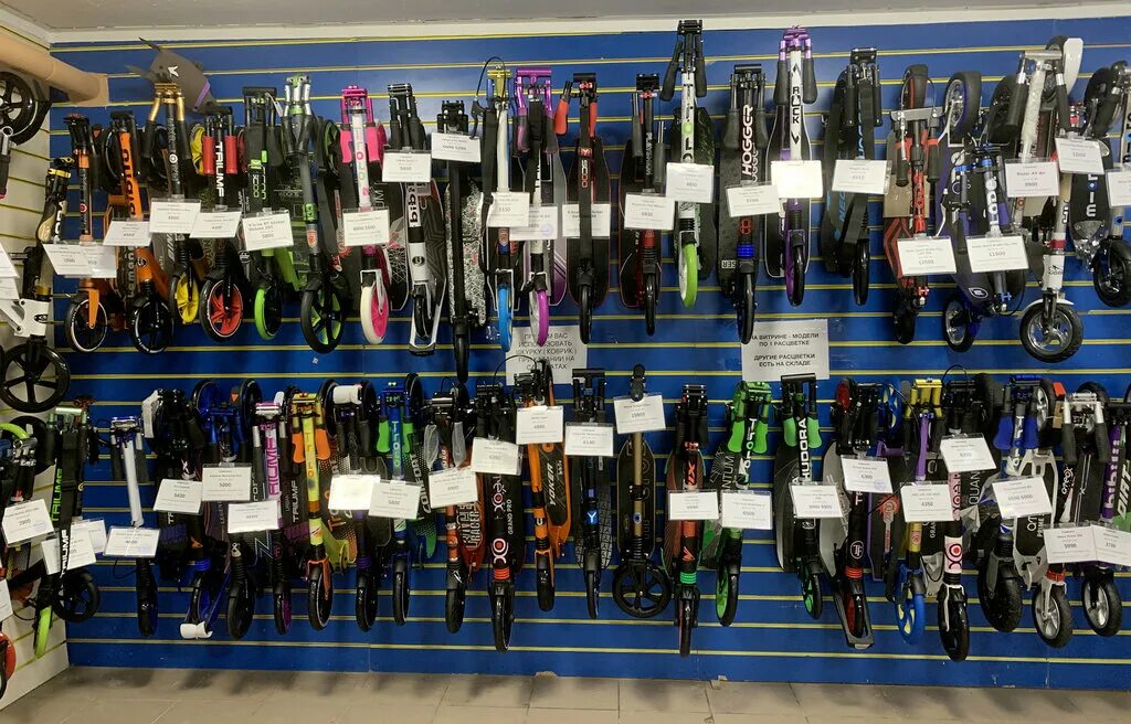 магазин самокатов в санкт-петербурге. выкладка самокатов. самокат магазин. электроскутер kugoo king. самый большой магазин самокатов.