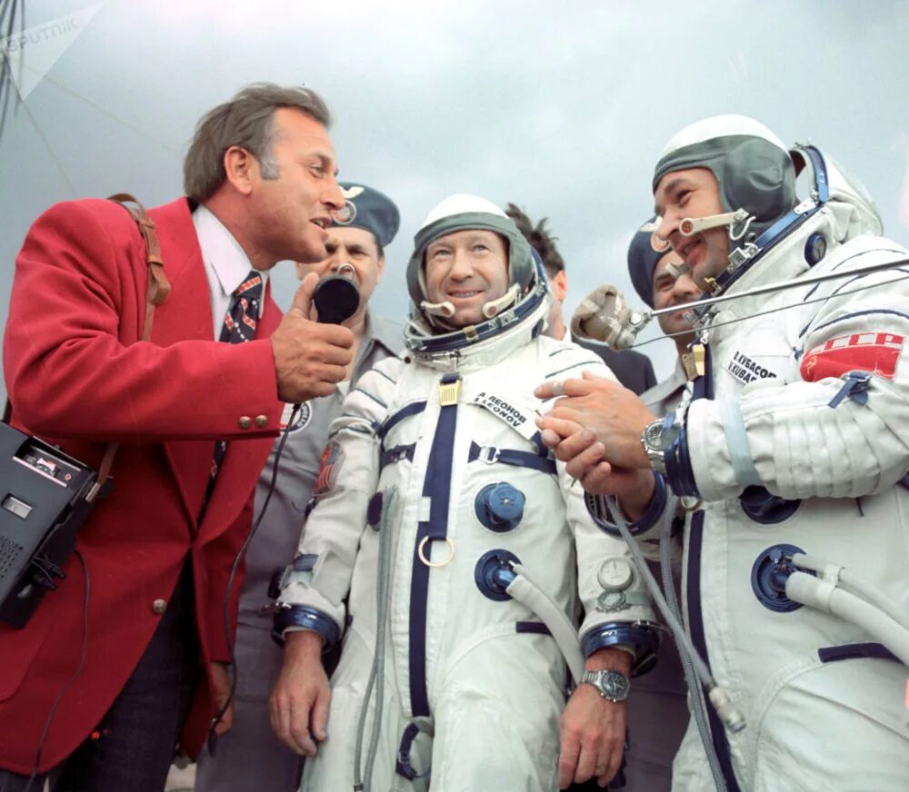Назовите первого в мире космонавта. Леонов космонавт полет в космос. Леонов и Кубасов. Первый выход в открытый космос Леонова.