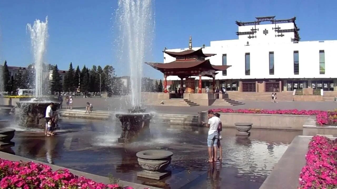 Кызыл фото. Площадь Арата Кызыл. Фонтан на площади Арата Кызыл. Кызыл Тува площадь Арата. Центральная площадь Кызыла.