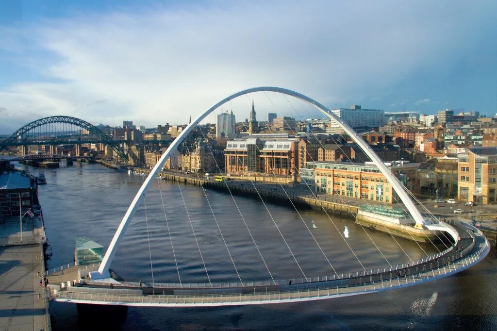 Что такое миллениум. Мост тысячелетия (Gateshead Millennium Bridge). Мост «Миллениум» в Гейтсхеде. Мост Миллениум Лондон Гейтсхед. Мост Гейтсхед Миллениум (Gateshead Millennium Bridge), Великобритания.