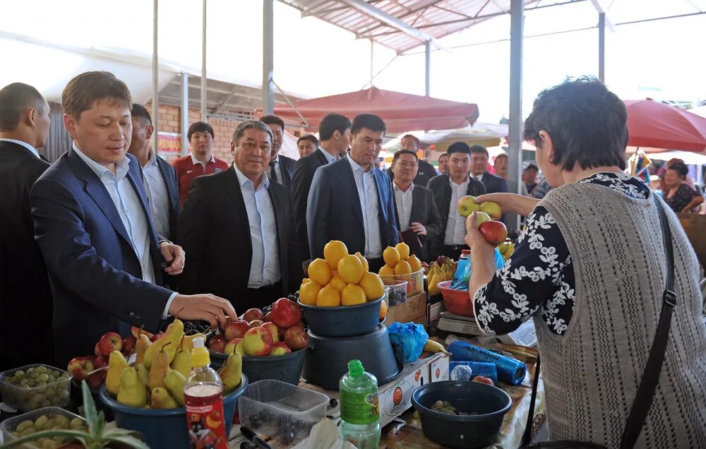 Токмак Киргизия базар. Токмок рынок. Киргизия город Токмак рынок. Продуктовый базар Кыргызстан. Рынок на фабричной