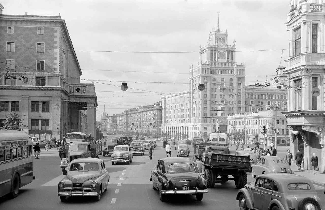 Москва середины 20 века. Советские люди в цвете. Челябинск в 1950 году. Какой был 1950. Тверская улица 1950-е.