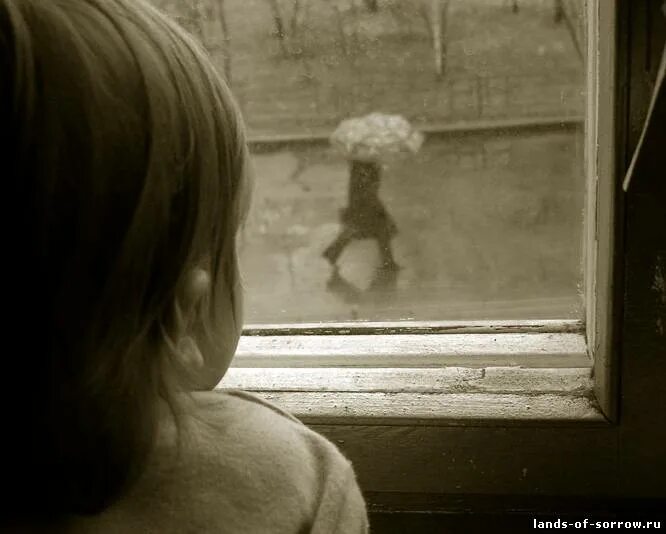 Печаль окончание. Грустные прохожие. Прохожие под дождем в окне. Мама грустит у окна. Поцелуй на окне грусть.