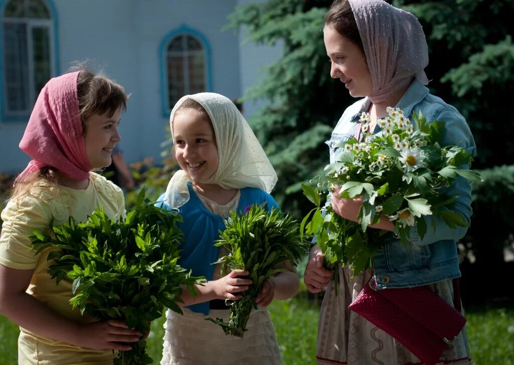 Праздник с березовыми букетами. Храм в день Святой Троицы. Праздник Троица в храме. Украшение домов на Троицу. Цветы на Троицу в церкви.