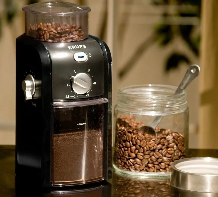 Кофемолка с зернами. Кофемолка зерна. Кофейные зерна в кофемолке. Реклама кофемолки. Зерна кофе кофемолка.