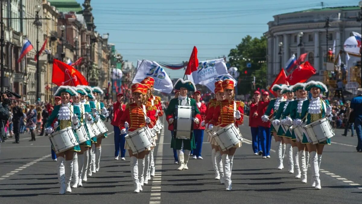 Санкт-Петербург парад барабанщиков. Праздник день города в Питере. Парад барабанщиков. День города СПБ карнавал.