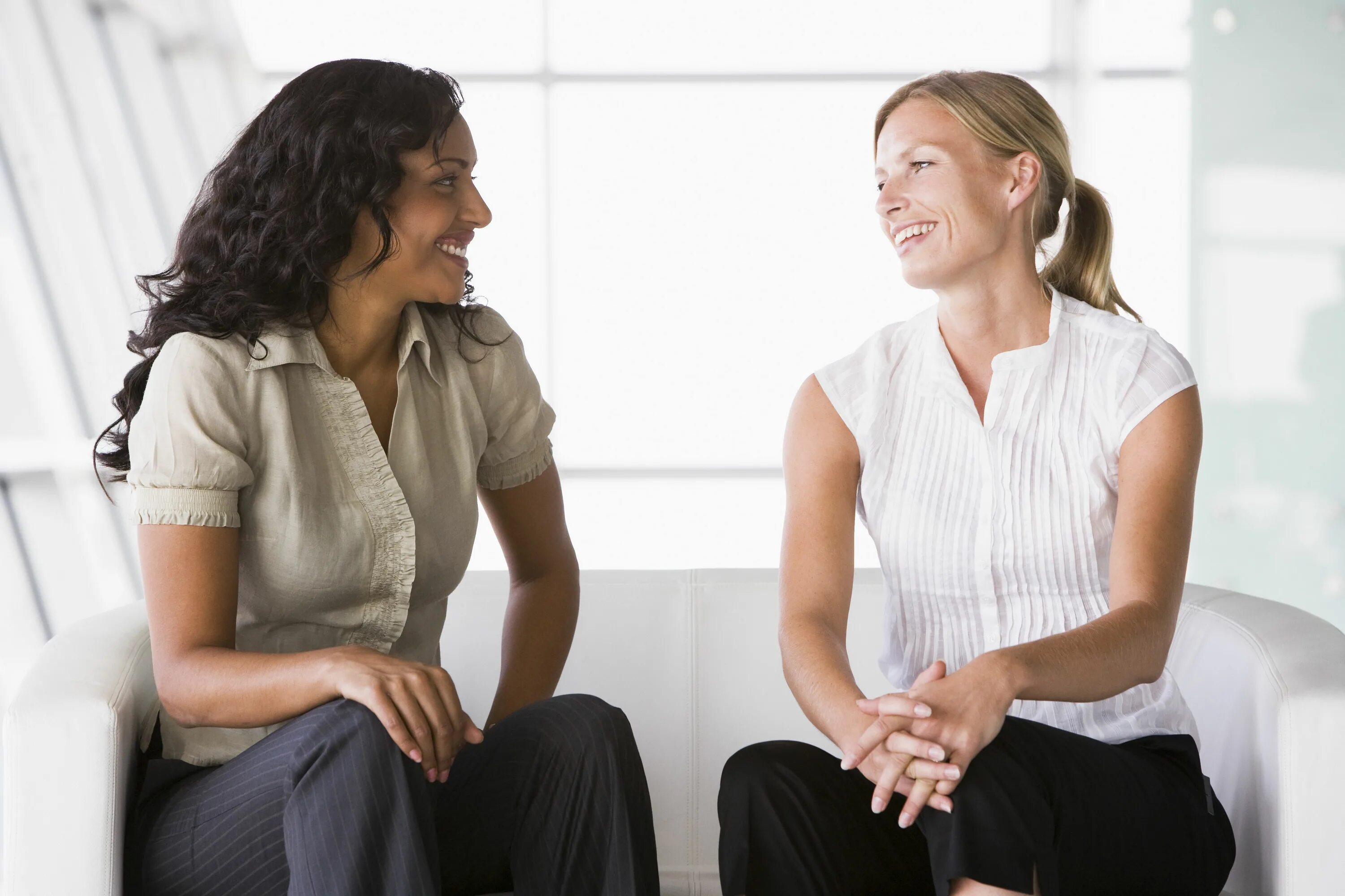 Почему улыбка помогает людям в общении. Разговор женщин. Разговор двух женщин. Беседа двух людей. Два человека общаются.