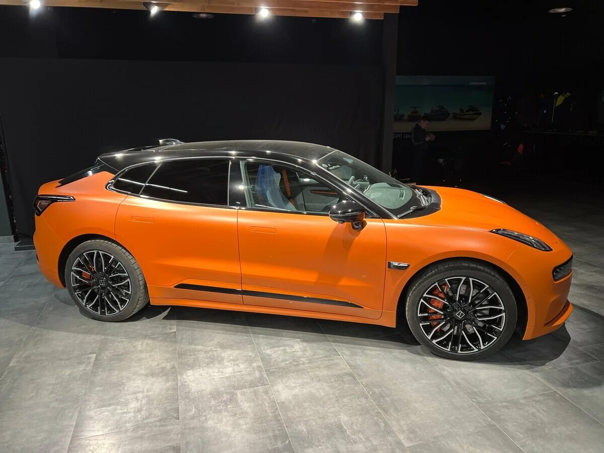 Zeekr 001 оранжевый