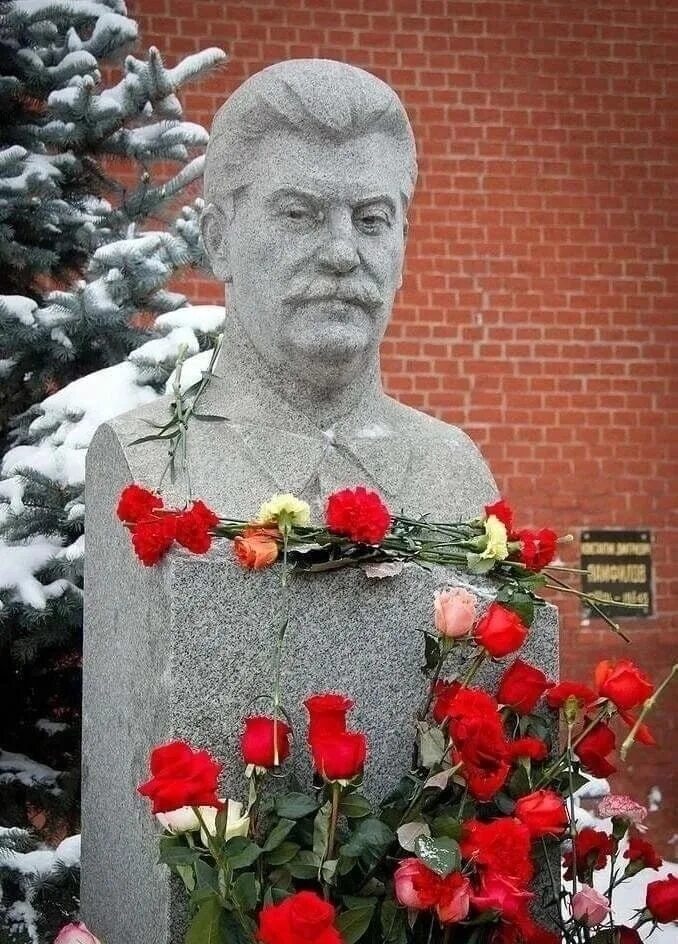 Где похоронен сталин иосиф виссарионович кладбище. Сталин иосиф виссарионович могила. иосиф сталин могила. сталин иосиф виссарионович кладбище. могила иосифа сталина.