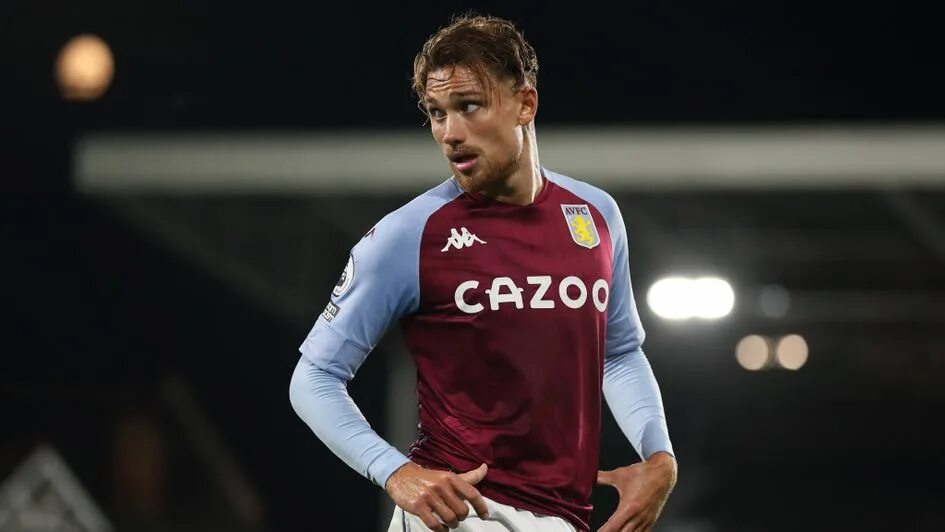 Открывается после замены игрока aston villa