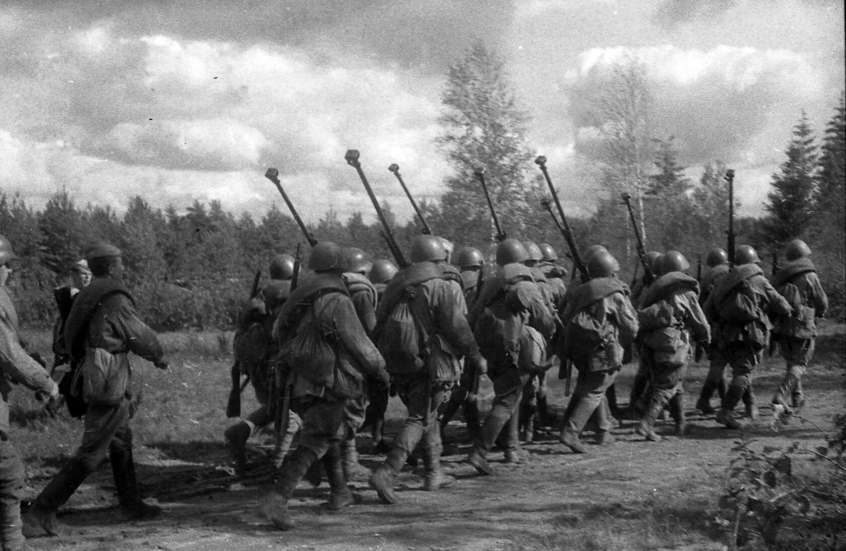 Марши во время войны. Пехота 1941. Солдаты РККА 1941 на марше.