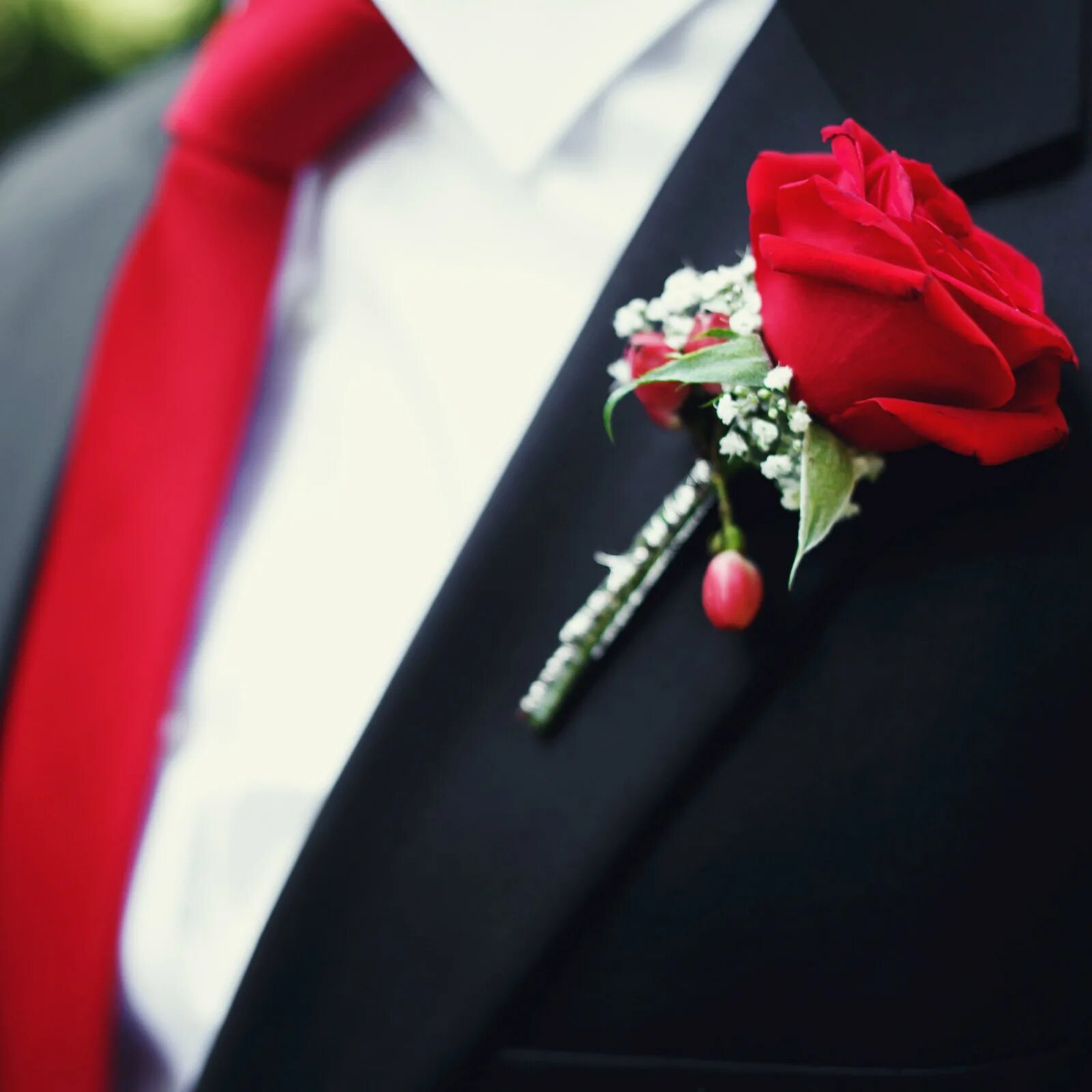 свадебный костюм для жениха с красной бабочкой. красный галстук на свадьбу. красный жених. жених с красным галстуком. мужской свадебный образ.