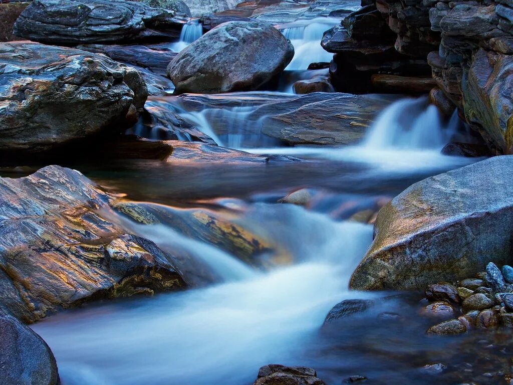 Верзаска швейцария. Река верзаска самая прозрачная река в мире швейцария. Долина реки верзаска, швейцария. Бурная река в хорватии. Национальный парк плитвицкие озёра прозрачно.
