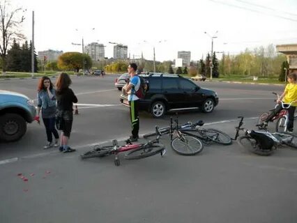 Сбитые велосипедисты на пешеходном переходе