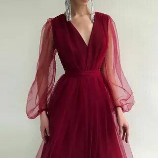 Вечернее платье с пышными рукавами