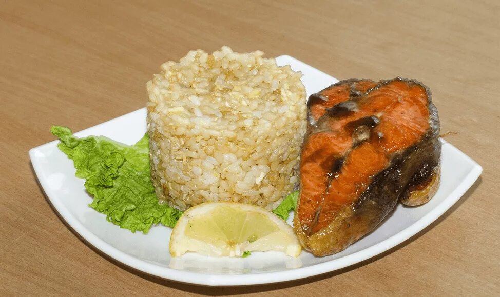 Рыба запеченная с рисом. Жареная рыба с рисом. Рис к рыбе на гарнир. Гарнир к рыбе жареной. Гарнир из риса к рыбе.