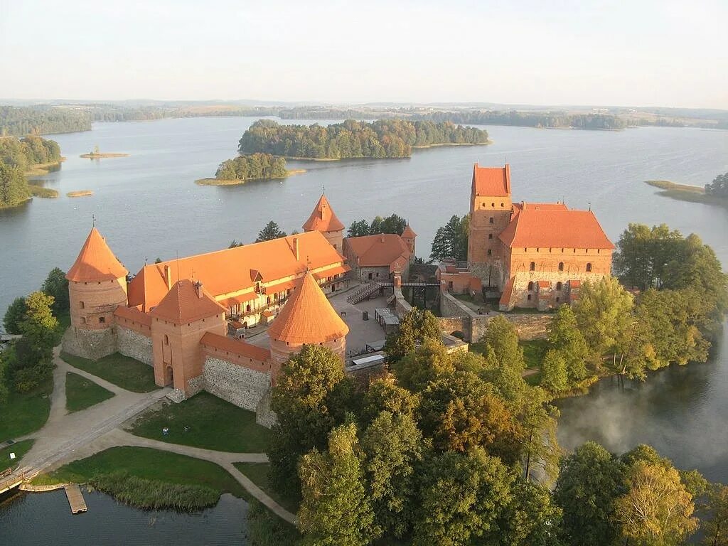 Тракайский замок. Тракайский замок Литва. Остров Тракай Вильнюс замок. Крепость Тракай Литва. Замок Бирштонас Литва.