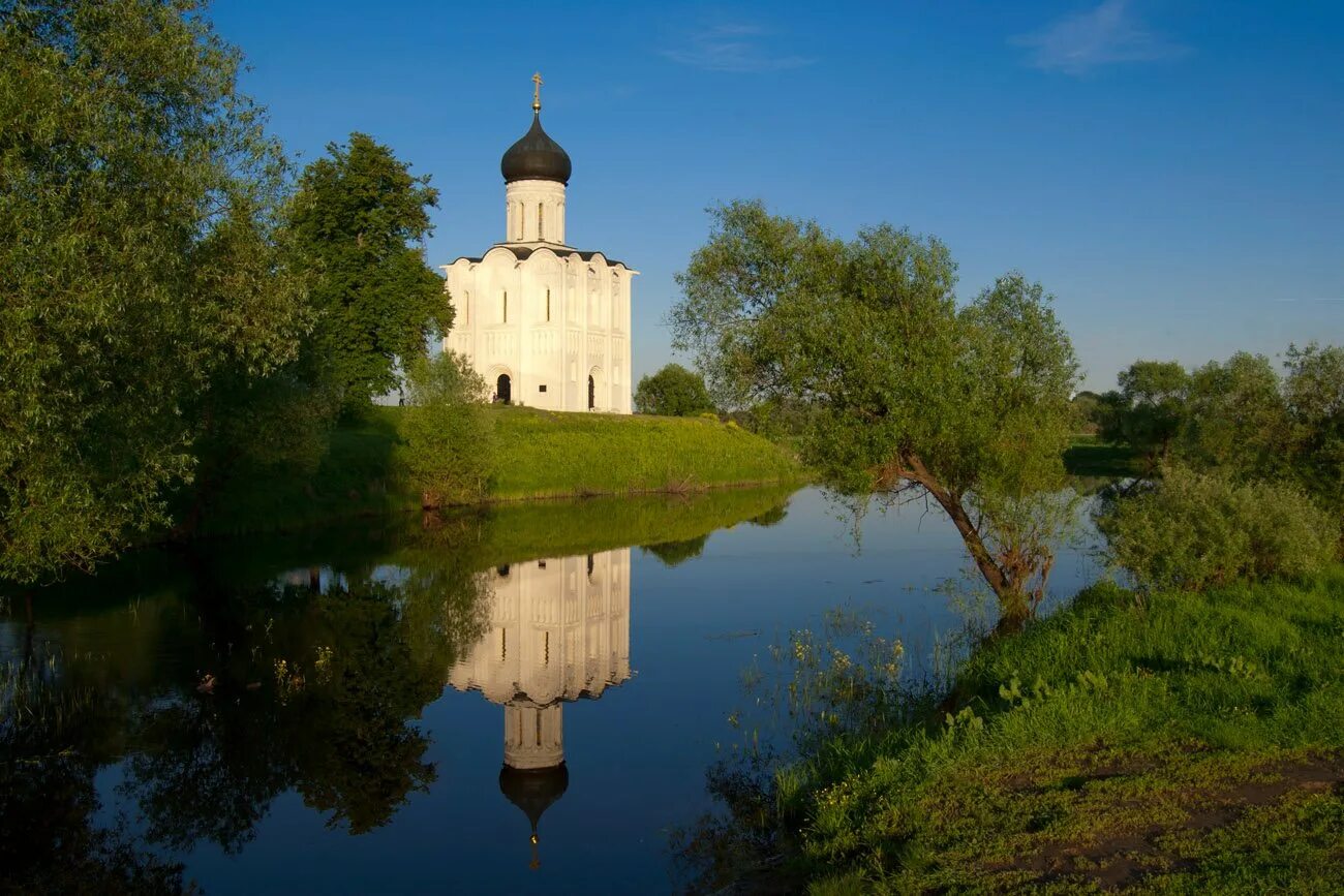 Церковь покрова на реке нерли. Церковь покеровап на ннер ли. Храм покрова на нерли во владимире. Храм покрова река. Храм покрова на нерли во владимирской области.