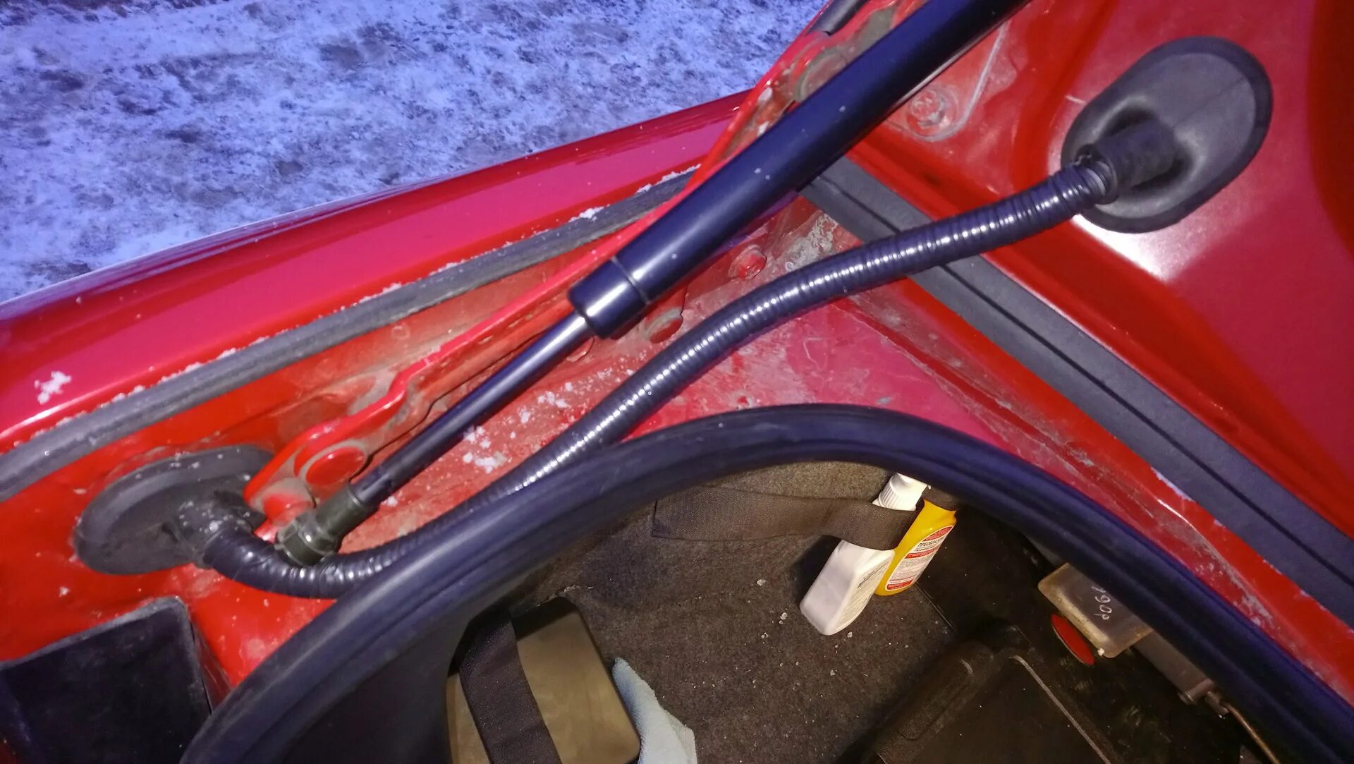 Гофра проводов багажника chery bonus. Провода на багажник форд фокус 2 седан. Уплотнитель проводов багажника форд фокус 2. Проводка багажника форд фокус 2. Провод багажника форд фокус 2.