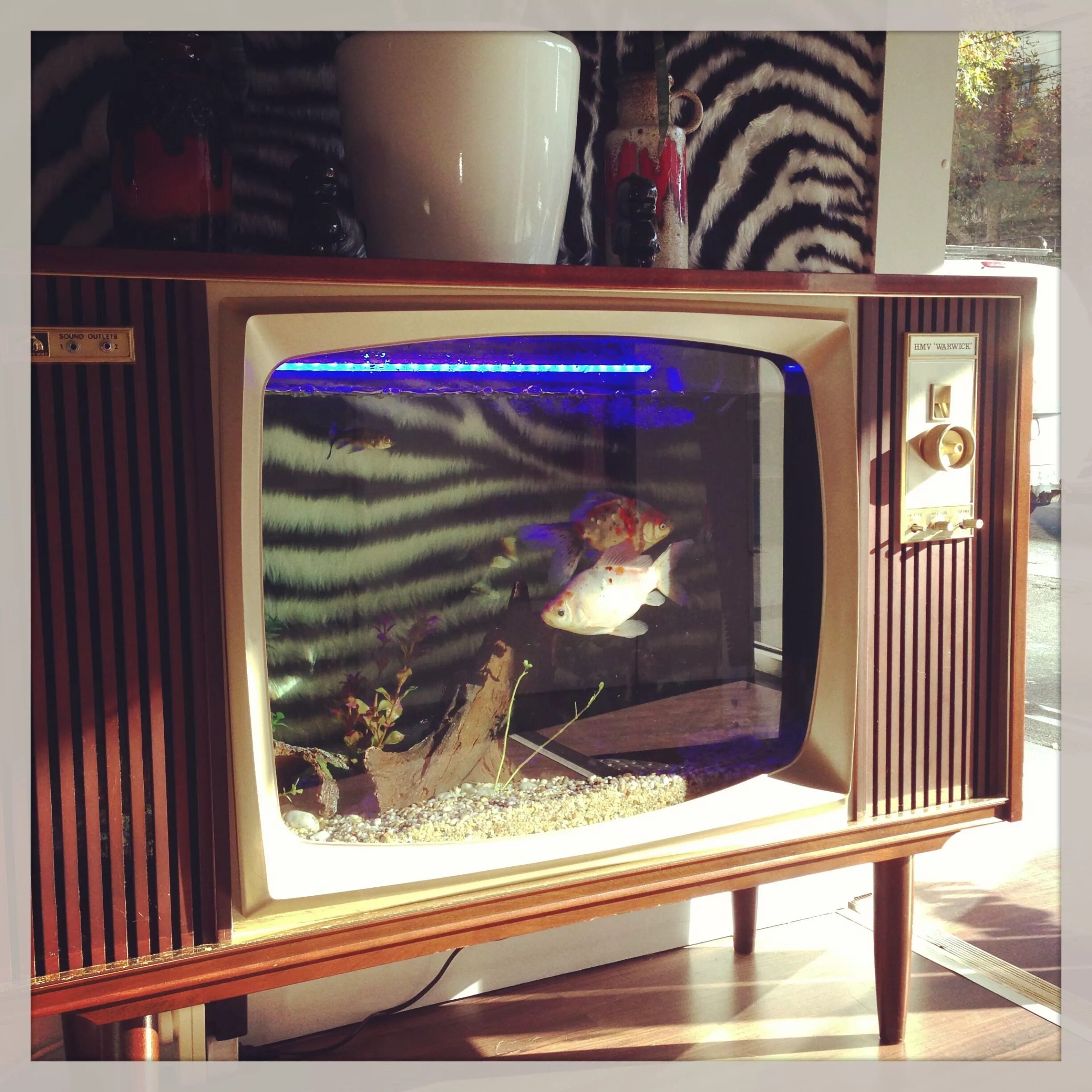 Что можно сделать из старого телевизора Vintage TV Hidden Cocktail Bar Liquor Cabinet Vintage furniture makeover, Diy ho