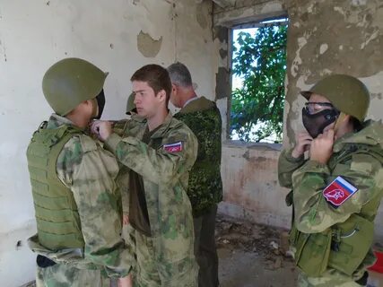 Участник стоять