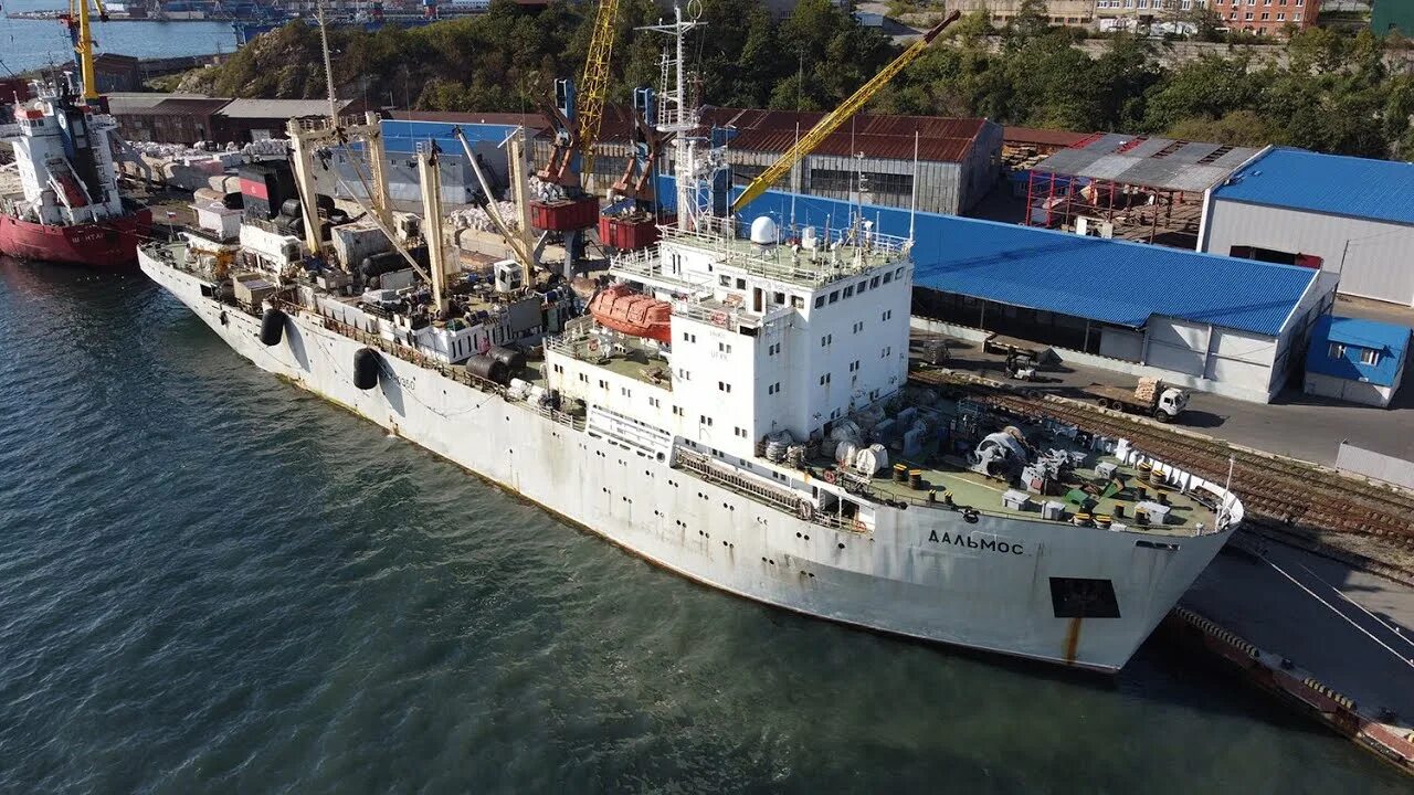 Дв порт. Судно владивосток контейнеровоз. приморский край порт владивосток. mv nicolas container ship. работа во владивостоке рыбный порт.
