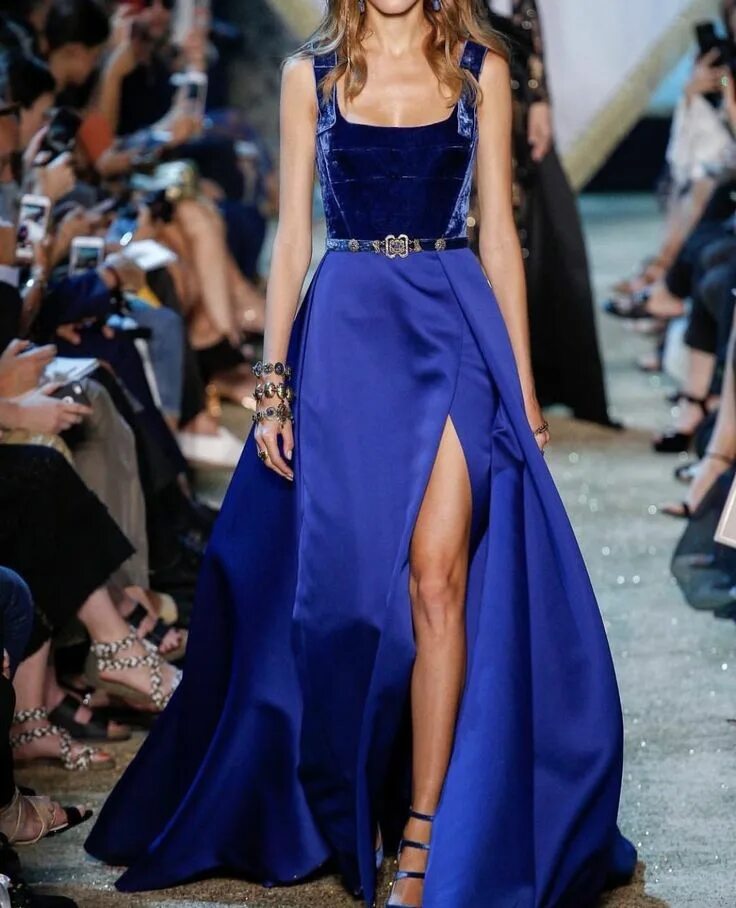 Elie saab шелковые платья. Мода синий. Голубой подиум. Платье версаче синее. Синее вечернее платье.