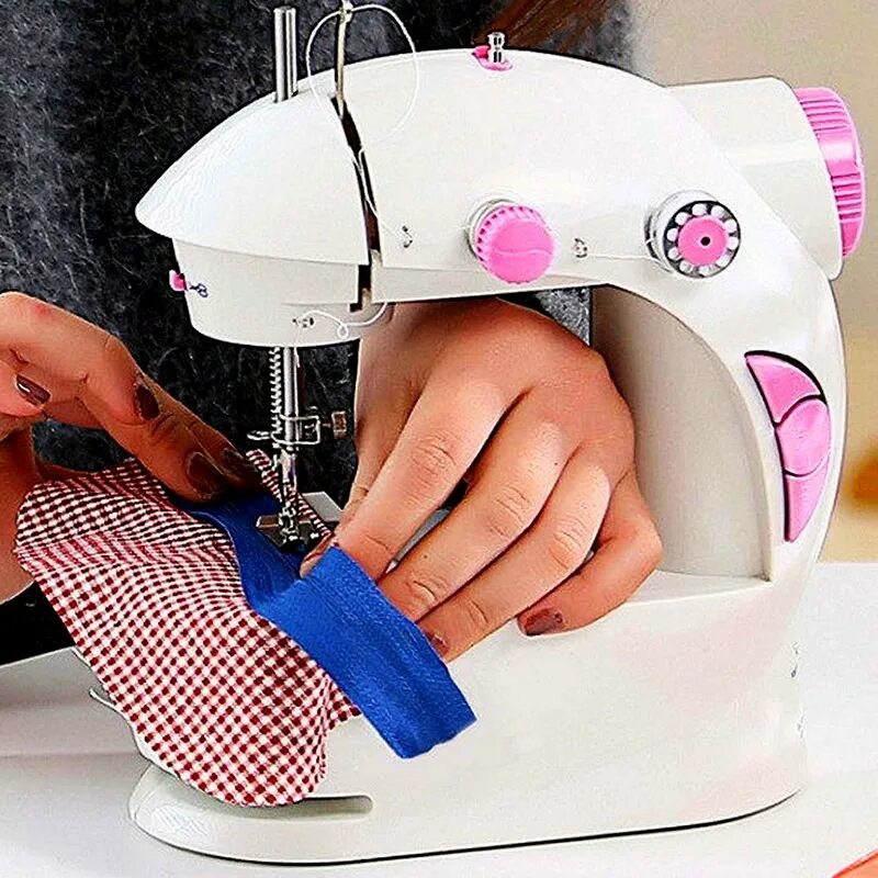 Надежные швейные машинки для дома. Мини швейная машина 4в1 Mini Sewing Machine. Швейная машина 4 в 1 Mini Mini Sewing Machine. Швейная машинка мини Севинг махине Марови 2500. Швейная машинка мини Sew Sew.