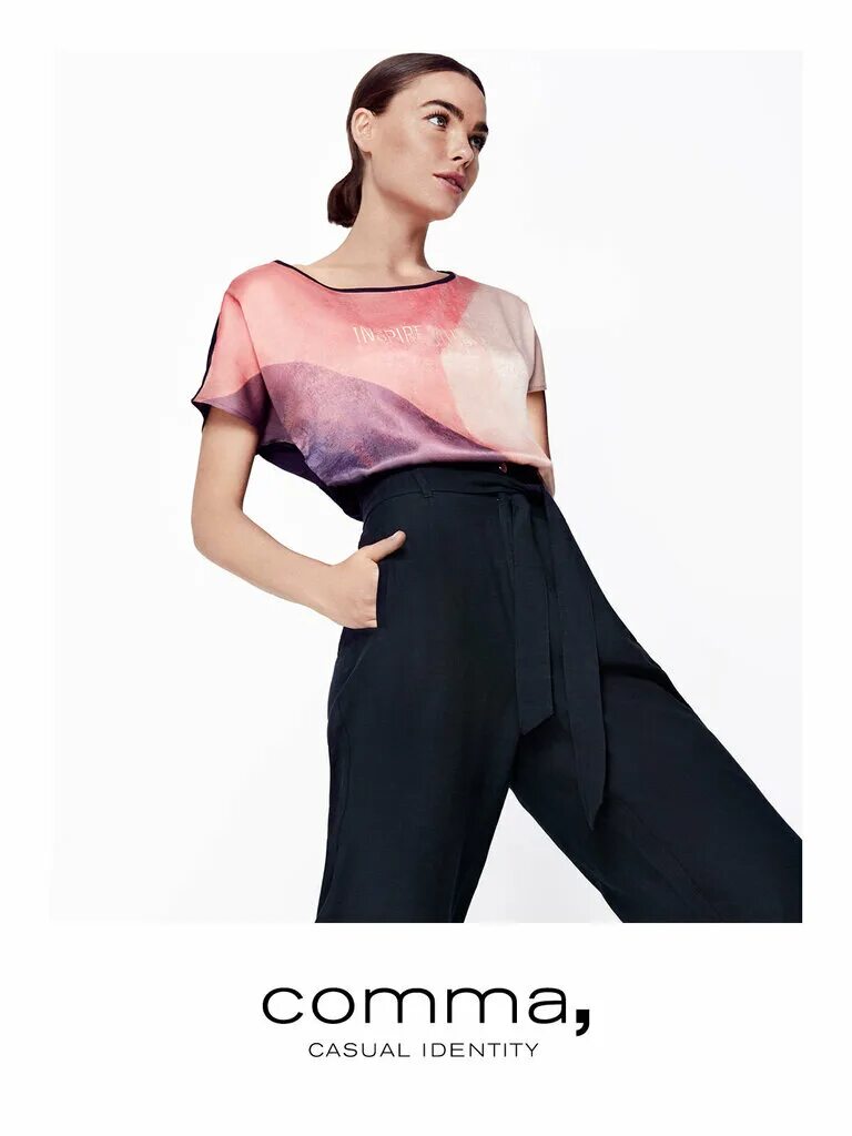 Образы с вельветовой рубашкой женские. Фирма comma чей бренд. Comma бренд одежды. Футболки comma футболка. Comma женская одежда лого.