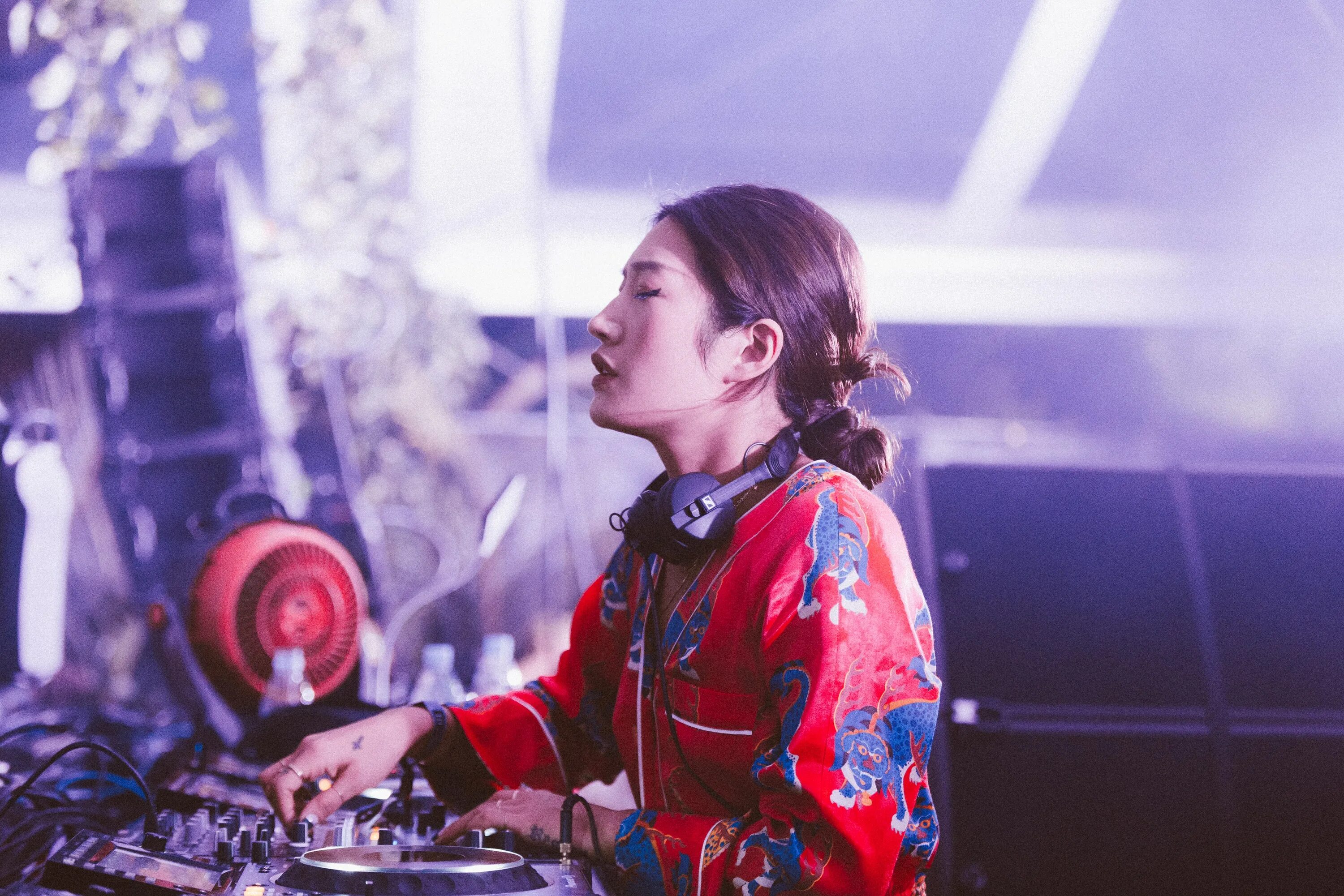 It goes like nanana peggy. Peggy Gou. Peggy Gou DJ. Пегги диджей девушка. Корейский диджей.