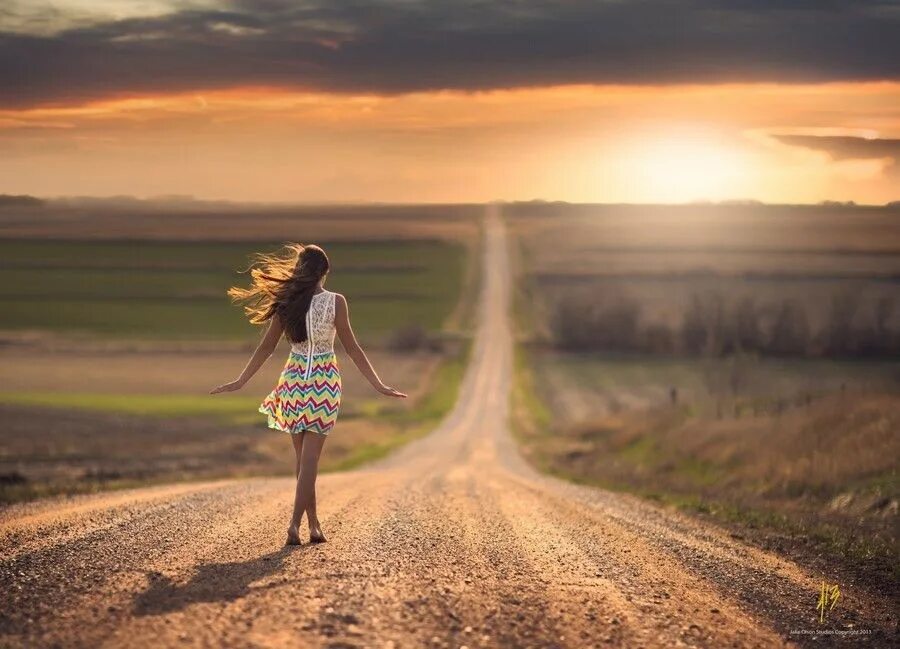 Человек идет по дороге. Человек на дороге. Девочка бежит. Девочка бежит. Навстречу быстро.