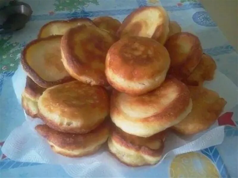 Оладьи на кефире пышные рецепт кухня наизнанку. Пончики оладьи. круглые оладушки. оладьи-пончики на кефире. школьные пончики оладьи.