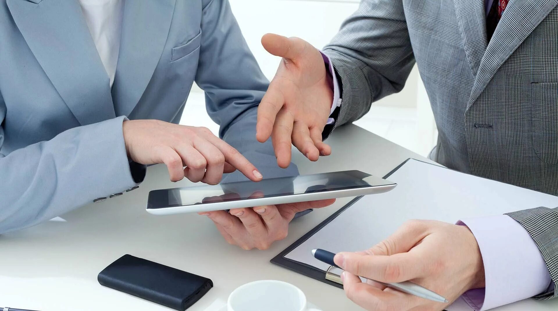 Бизнесмен в банке. Клиент банка. Кредитование малого бизнеса. Деловая встреча. Клиент в банке.