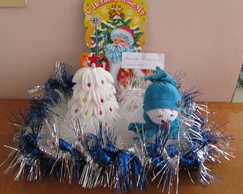 поделка на новый год в школу 4 класс. прошел конкурс новогодних поделок. поделка новогодний серпантин. конкурс выставка новогодних ёлочек. поделки на новый год конкурс экспозиция 2023.
