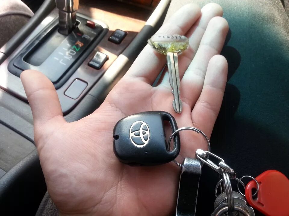 Включи без ключа. Ключ Тойота Аллион. Celica Toyota ключ. Ключи от машины Тойота Исис.