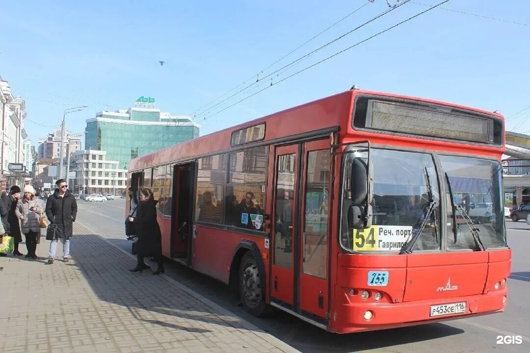 Время транспорта казань. Автобус Казань. Транспорт Татарстана. Красный автобус Казань. Автобус МАЗ Казань.