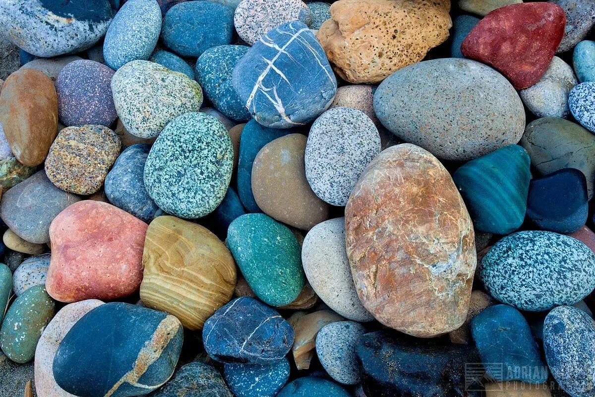 Изображение из цветных камней. Разноцветные камни. Изображение из цветных камней. Морские камушки конфеты. Камень разноцветный галька.