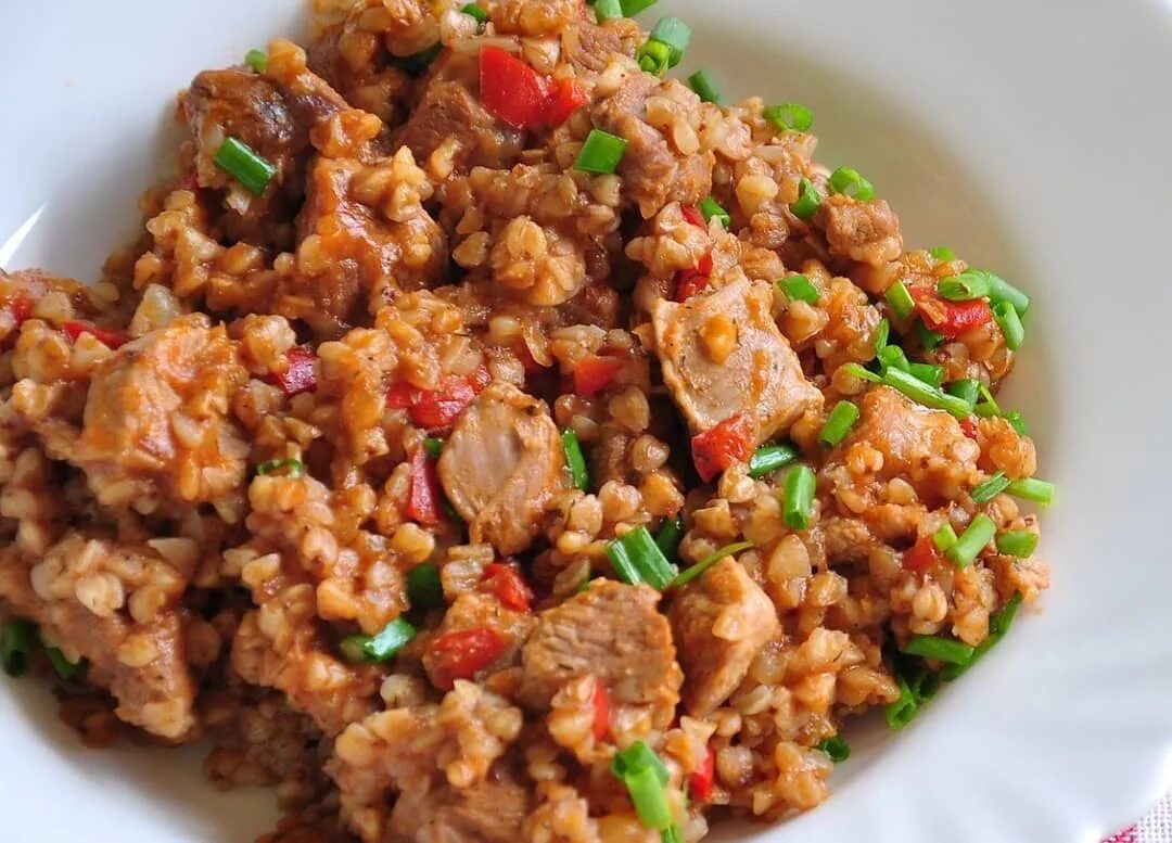 гречка по купечески в мультиварке с говядиной. гречка по-купечески с говядиной и грибами. гречка по купечески. гречка с мясом по купечески. гречка с тушенкой и овощами.