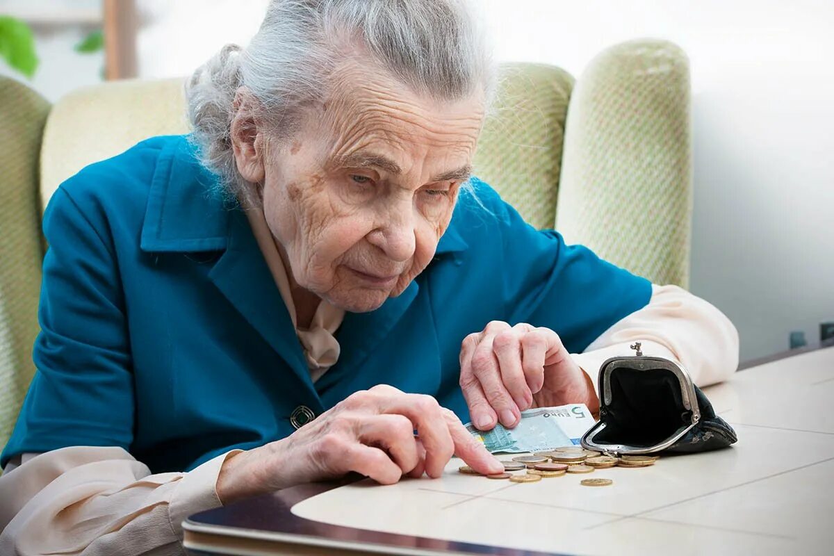 Пенсионер. Пожилые люди в России. Пенсионеры пенсия. Бабушка с пенсией. Жизнь пенсионеров на пенсии