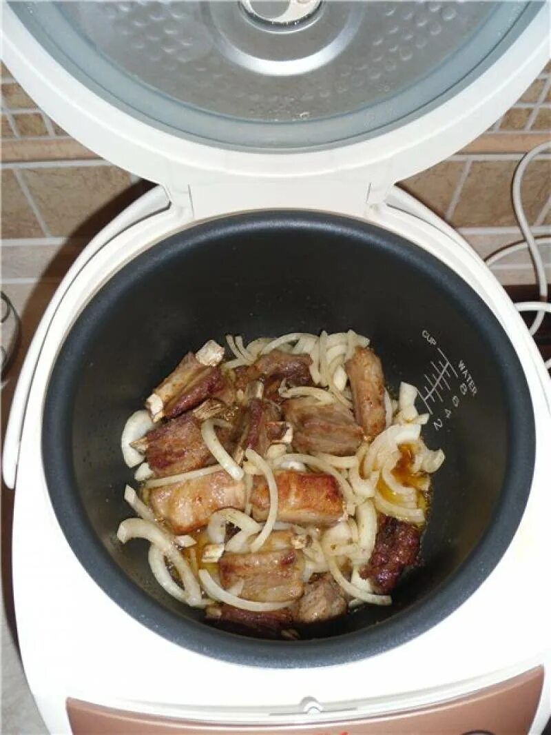 Картошка с ребрышками в мультиварке. Картофель с ребрышками. Тушёная картошка с мясом. Блюда из свиных ребрышек с картошкой. Картошка с ребрами в мультиварке рецепт.
