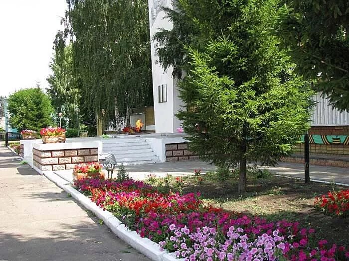 Мемориальный комплекс Ртищево. Никольский храм Ртищево. Парк города Ртищево Саратовской области. Памятник вечного огня в Ртищево. Цветы ртищево